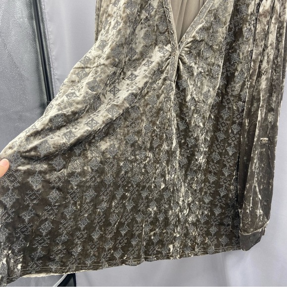 Angel Heart Boutique Heavily Embroidered Gray Velvet Popover Tunic Top Size 3X - Picture 6 of 9